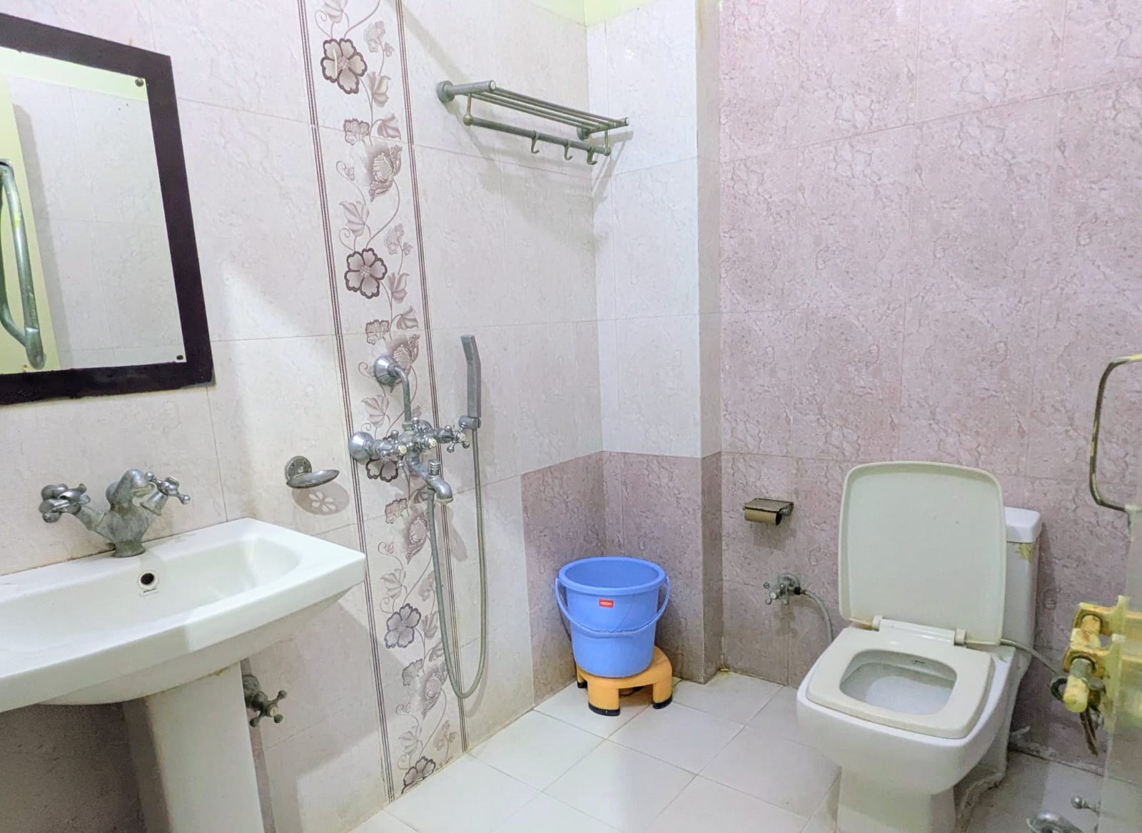 Deluxe Room bathroom